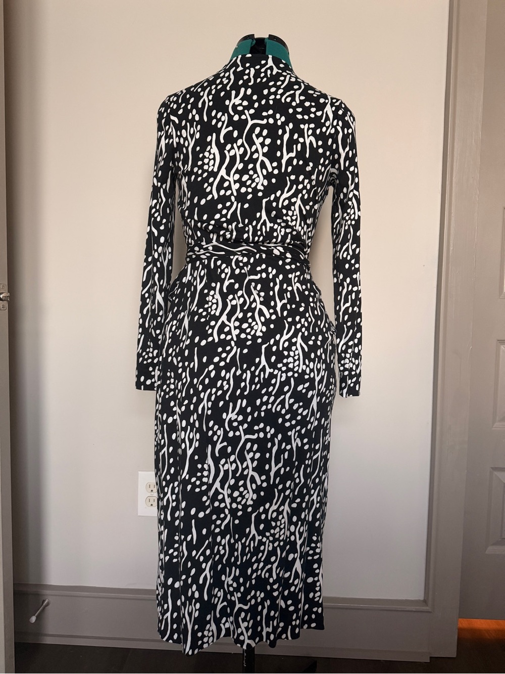 Diane Von Furstenberg Black and White Long Sleeve Wrap Dress - Picture 3 of 4